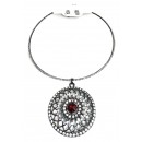 Ras de cou argenté avec boucle d'oreille à pierre rouge