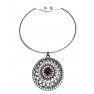 Ras de cou argenté avec boucle d'oreille à pierre rouge