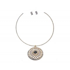 Ras de cou argenté avec boucle d'oreille avec une pierre noire