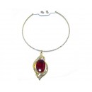 Ras de cou argenté avec boucle d'oreille avec une grosse pierre rouge