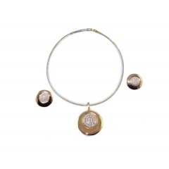 Ras de cou argenté avec boucle d'oreille à motif dorée