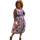 Robe en pagne violet à motif vert manche en dentelle.