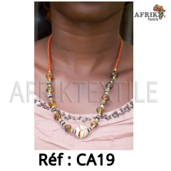 Collier artisanal "multi-colore" dorée avec des perles