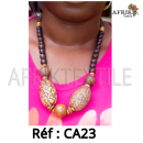 Collier artisanal "multi-colore" dorée avec des perles