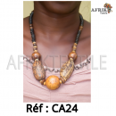 Collier artisanal "multi-colore" dorée avec des perles