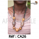 Collier artisanal "multi-colore" dorée avec des perles